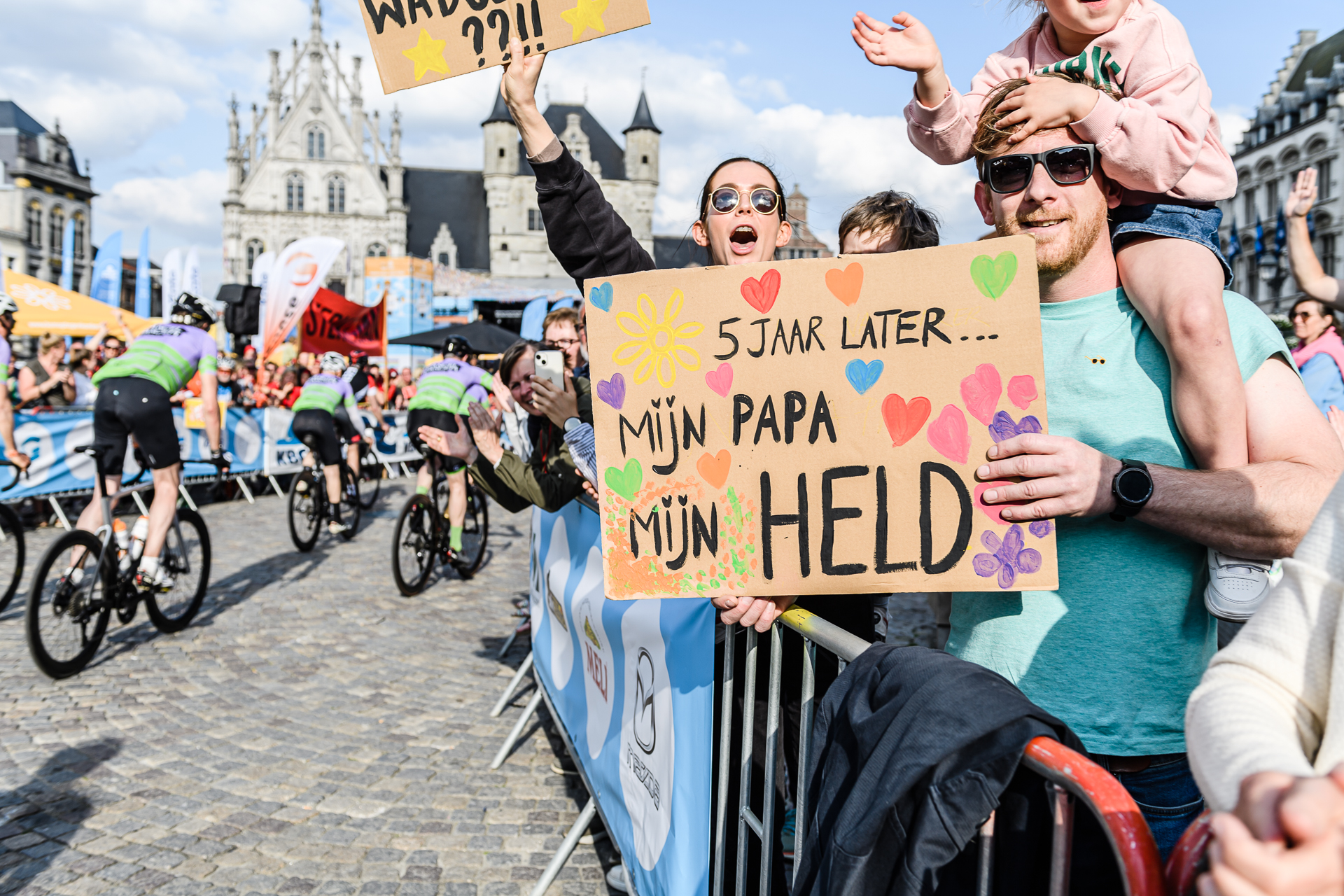 Supporters met een zelfgemaakt bord waarop 'mijn papa, mijn held' geschilderd is