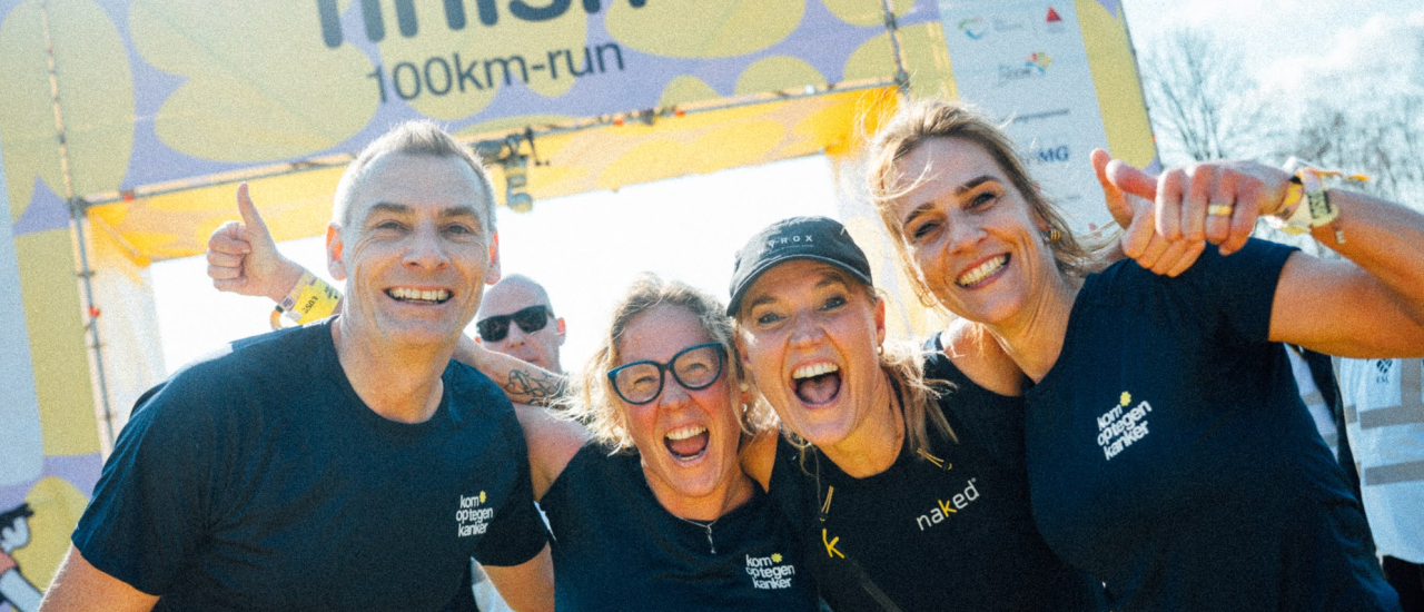 Deelnemers met een Kom op tegen Kanker-shirt